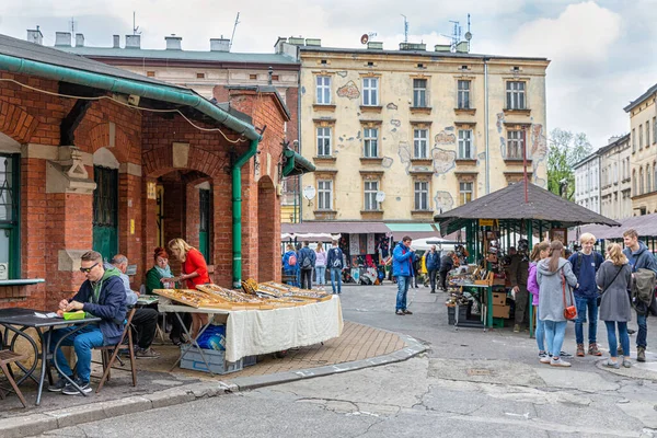 Plac Nowy com restaurantes e visitantes no bairro judeu Cracóvia — Fotografia de Stock