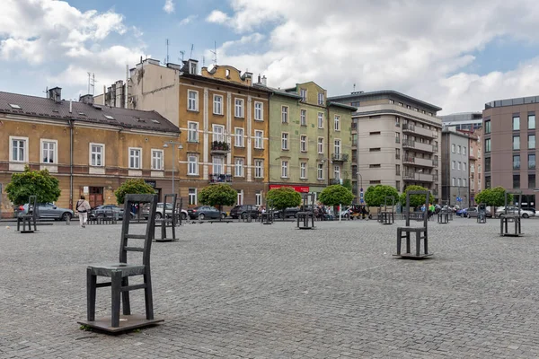 Lege stoelen ter nagedachtenis van Joodse slachtoffers van de Tweede Wereldoorlog, Krakau, Polen — Stockfoto