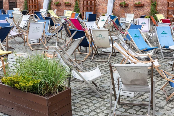 Restaurant terras met kleurrijke lege ligstoelen — Stockfoto
