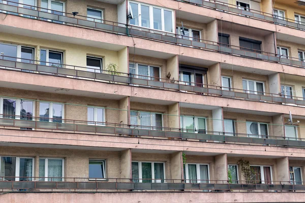 Edifício de apartamentos envelhecidos com casas e varanda — Fotografia de Stock