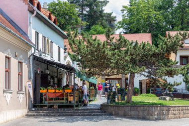 Şehir merkezindeki restoran ve alışveriş insanları Orta Çağ şehri Eger, Macaristan