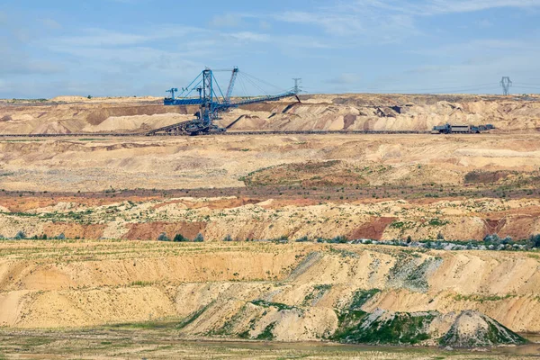 Carbón marrón paisaje a cielo abierto con excavadora en Hungría —  Fotos de Stock