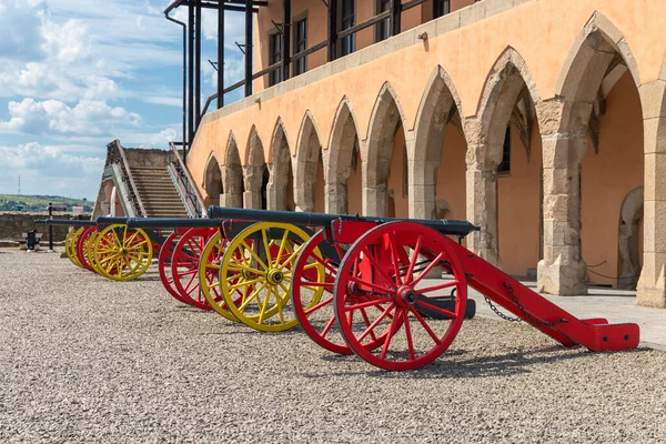 Courtyard Eger Castle with building and medieval field guns — Stock Photo, Image