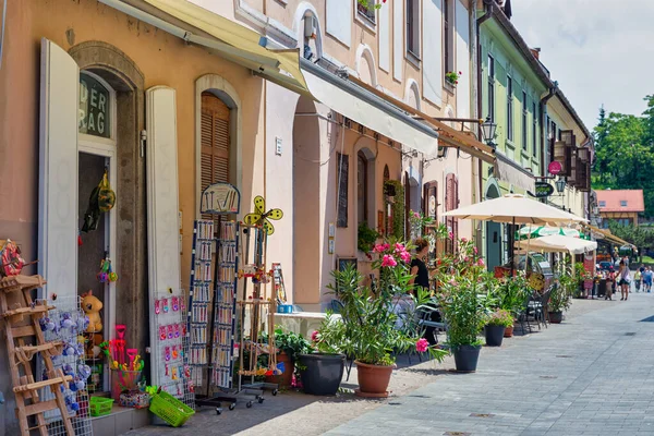 Orta Çağ şehir merkezindeki hediyelik eşya dükkanları ve alışveriş insanları Eger, Macaristan — Stok fotoğraf