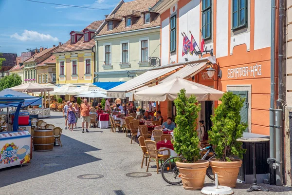 Restaurants en winkels mensen centrum middeleeuwse stad Eger, Hongarije — Stockfoto