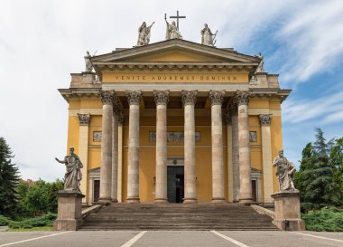 Cephe Katedrali Bazilikası da if Katedrali olarak adlandırılır.