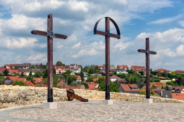 Szep kalesinin tepesinde tahta haçlar var eğer kalesi Macaristan