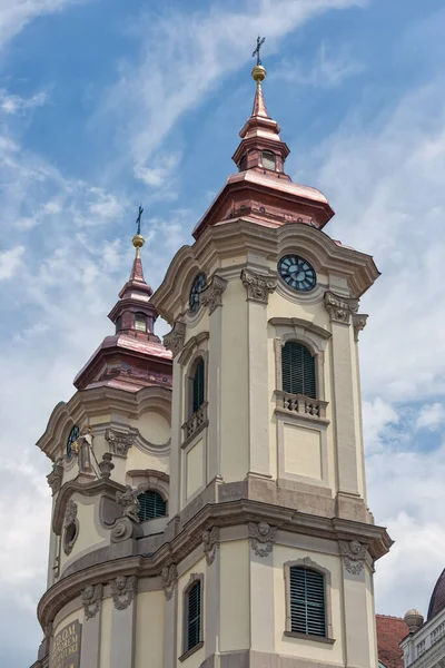 Hodinové věže Minoritský kostel na Eger hlavní náměstí v Maďarsku — Stock fotografie