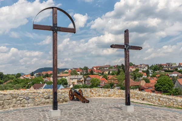 Croix en bois sur le bastion de Szep Château d'Eger Hongrie — Photo