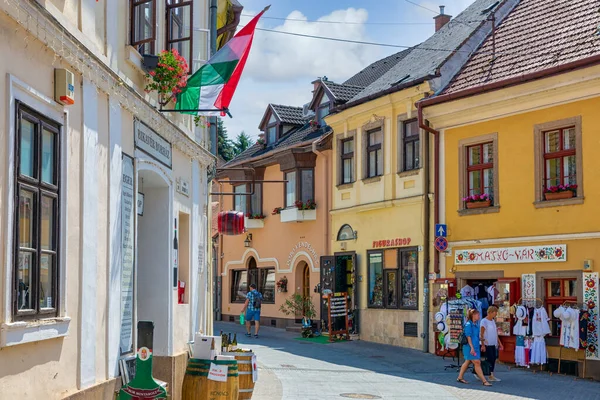 Souvenirwinkels en winkels mensen centrum middeleeuwse stad Eger, Hongarije — Stockfoto