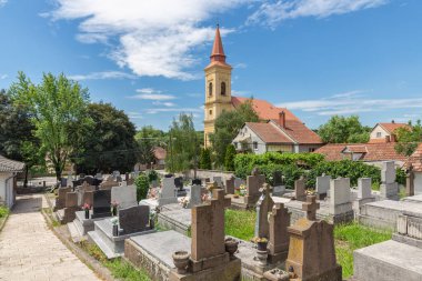 Macaristan 'da eğer yakınlarında Szomolya' da kilisesi olan bir mezarlık.