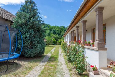 Macaristan 'ın Eger kenti yakınlarındaki Szomolya köyünde verandalı tatil evi