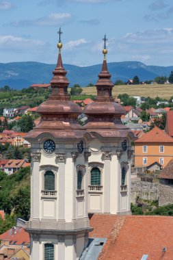 Hava manzaralı Eger, Macar taşra kasabası Minorite kilisesi kuleleri ile
