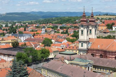 Hava manzaralı Eger, Macar taşra kasabası Minorite kilisesi kuleleri ile
