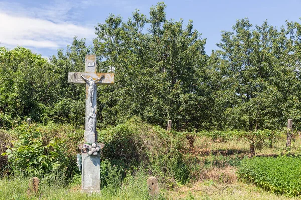 Крест Иезуса и Марии в сельской местности вблизи венгерского Эгера , — стоковое фото