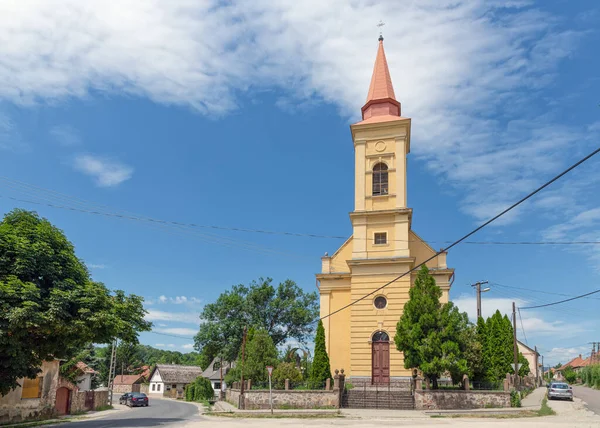 Chiesa nel villaggio di campagna Szomolya vicino a Eger, Ungheria — Foto Stock