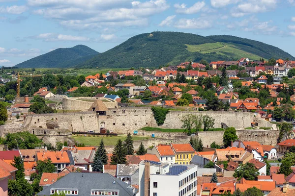 Vista aérea Eger, cidade rural húngara com castelo medieval — Fotografia de Stock