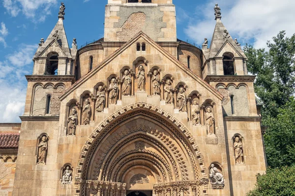 Vista para a Capela Jaki perto do castelo de Vajdahunyad em Budapeste, Hungria — Fotografia de Stock