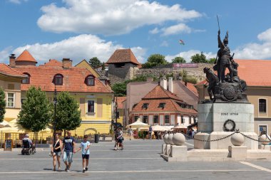 Aile, heykel Istvan Dobo ile ana meydanda yürüyor