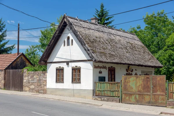 House with white walls and reed roof in Szomolya, Hungary — Stock Photo, Image
