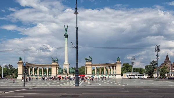 Plaza de los Héroes con monumentos y visitantes en Budapest, Hungría —  Fotos de Stock
