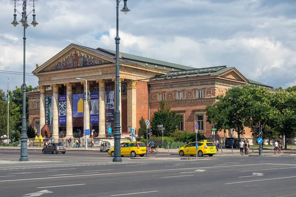 Plaza de los Héroes con Salón de Arte en Budapest, Hungría —  Fotos de Stock