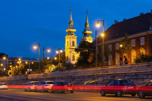 Vue de nuit à l'église Sainte-Anne de Budapest, Hongrie — Photo