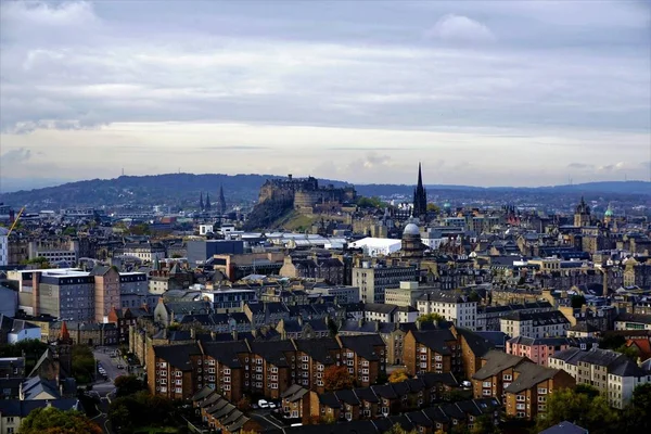 Ciudad de Edimburgo panorama con castillo — Foto de Stock