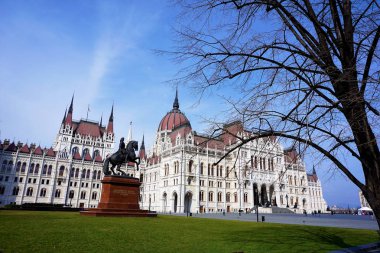 Budapeşte'de bina Parlamento üzerinde yan görünüm