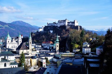 Salzburg 'un Hohensalzburg Kalesi 'ne panoramik manzarası