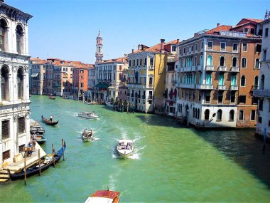 Venedik Canal Grande üzerinde tekneler