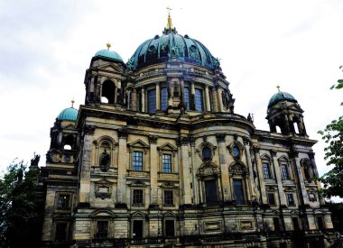 Berliner Dom önünde ayakta