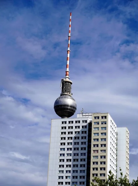 ベルリン Fernsehturm アパートメントハウス裏手 — ストック写真