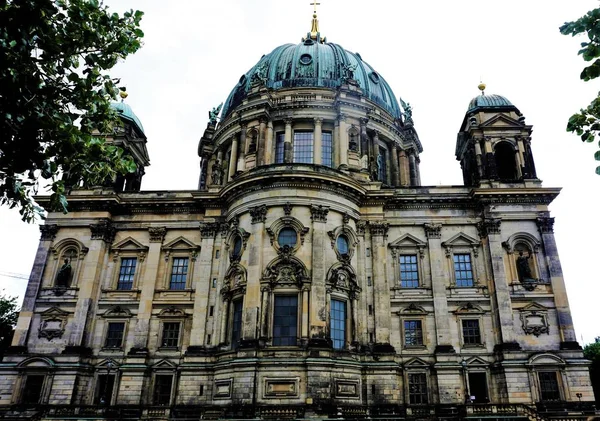 A catedral de Berlim atrás das árvores — Fotografia de Stock