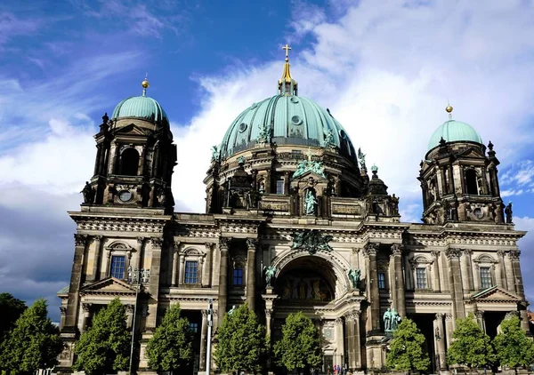 柏林大教堂的后面树与蓝蓝的天空 — 图库照片