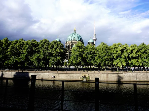 Catedral de Berlim com rio Spree e árvores — Fotografia de Stock