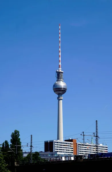 青空の前のベルリン テレビ塔 — ストック写真