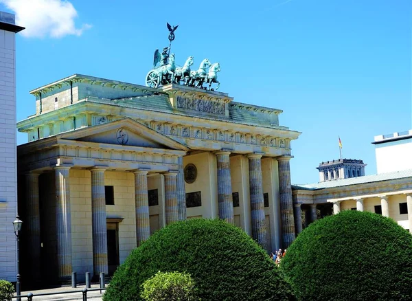 Brandenburgin portti pensaita ja sininen taivas — kuvapankkivalokuva