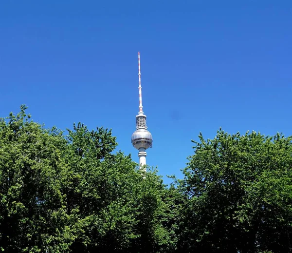 Berlín Fernsehturm frente al cielo azul — Foto de Stock