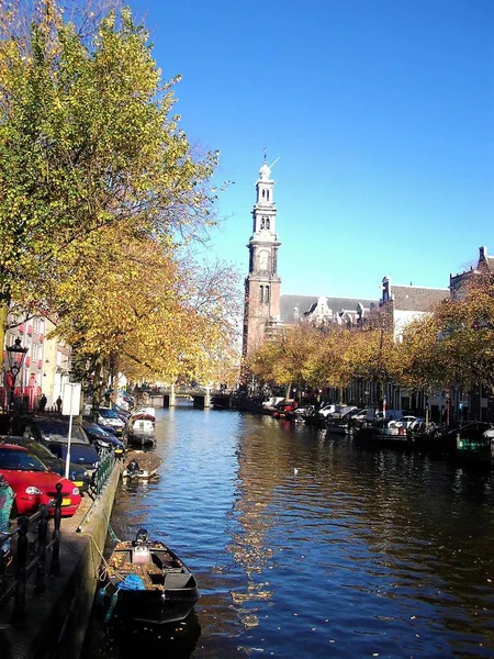 Kanal in Amsterdam mit Kirche — Stockfoto