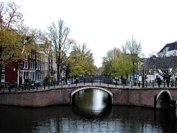 Brücke über Kanal in Amsterdam — Stockfoto