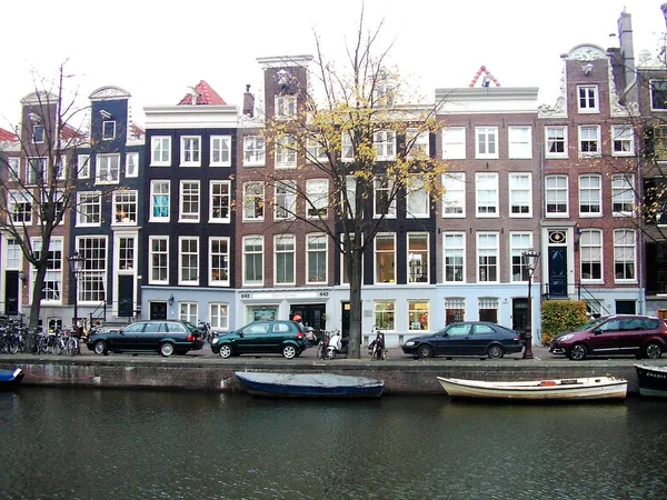 Wohnhäuser und Boote in Amsterdam — Stockfoto