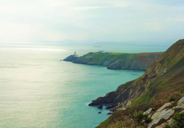 Переглянути на бухту і маяк місті Howth — стокове фото