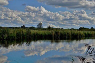 Göl sakin ve güzel görünümde