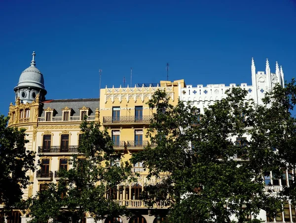 Huizen achter bomen in Valencia, Spanje — Stockfoto