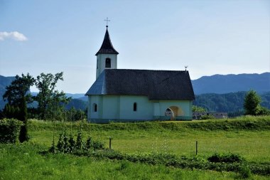 Kutsal Trinity Kilisesi ve Zasip çayır