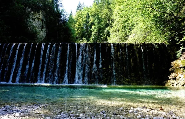 Sava vattenfall i Kranjska Gora forsande ner en vägg — Stockfoto