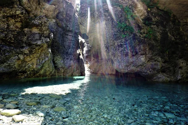 Luz solar sobre Sava tropical em Kranjska Gora — Fotografia de Stock