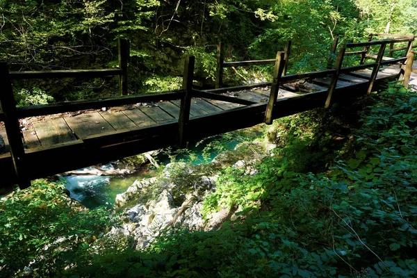 Ponte de madeira sobre o desfiladeiro de Vintgar — Fotografia de Stock