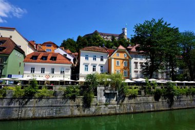 Ljubljanica Nehri üzerinde Ljubljana Kalesi görüntüle